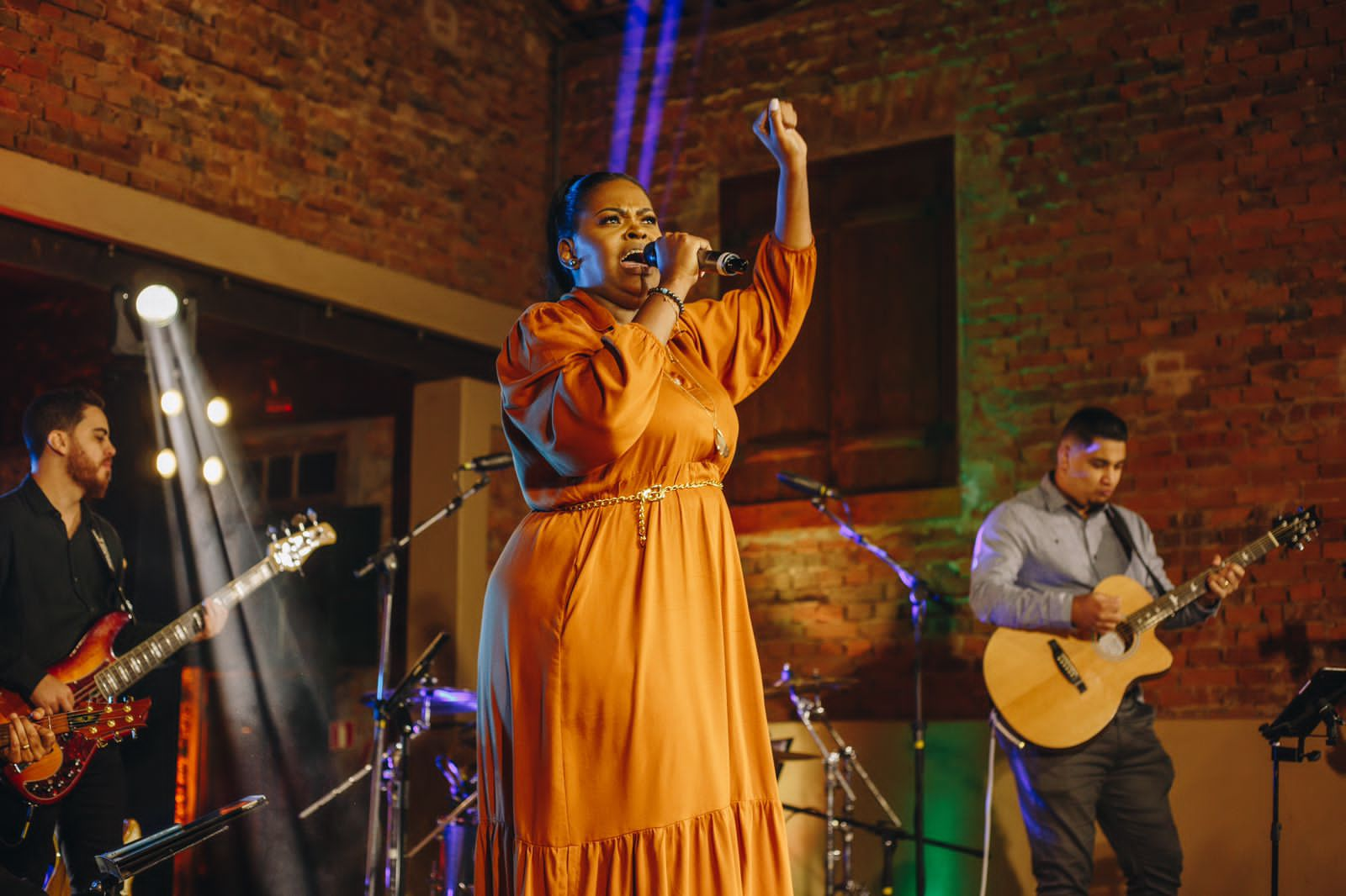 Carol Mello vem se destacando no meio gospel com a linda canção “Ele Vive”