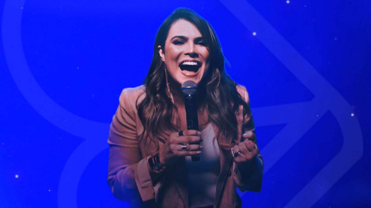 Joy Camargo traz nova versão de um clássico da música gospel, “Deus do Impossível”