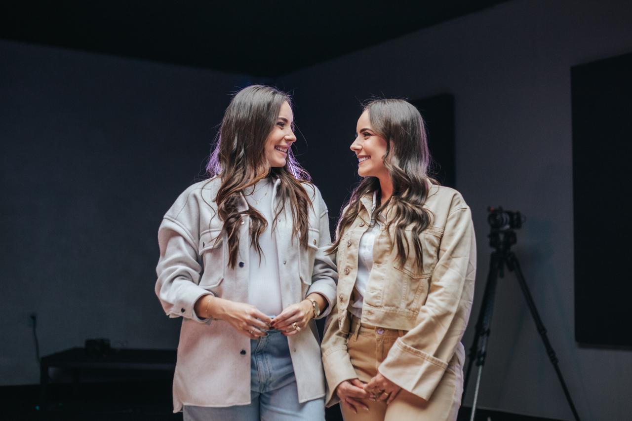 Gêmeas Taisa & Tainá lançam primeiro single pela OniMusic: “Fogo do Espírito”