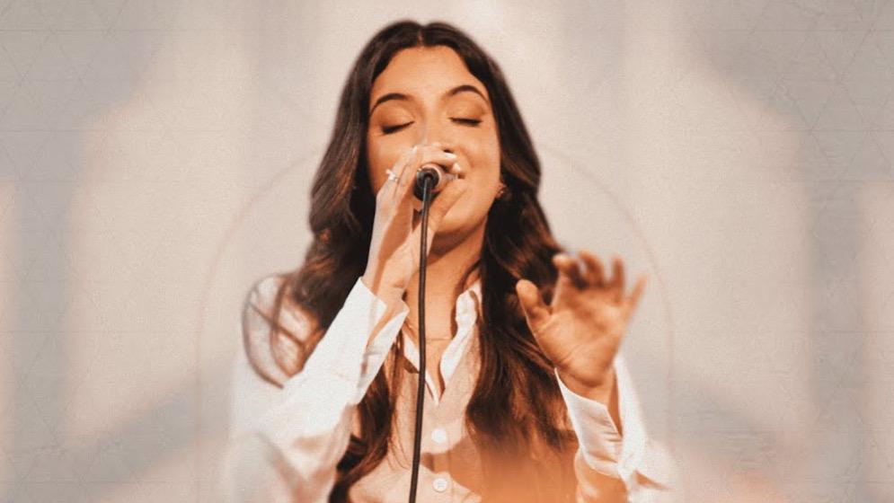 Fernanda Tomadon lança “Me Rendo”, sua primeira canção AO VIVO