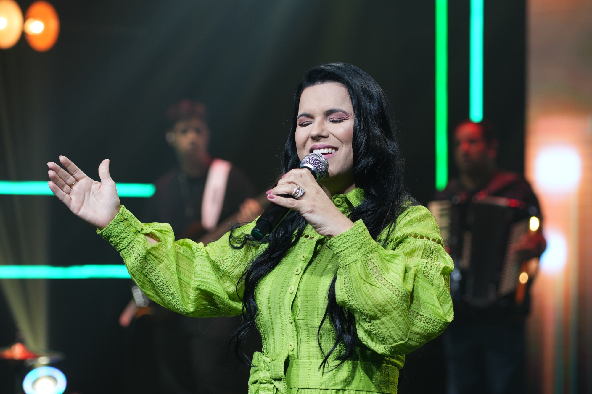 Eliane Fernandes apresenta a inédita “A Igreja Está Orando” pela gravadora Louvor Eterno